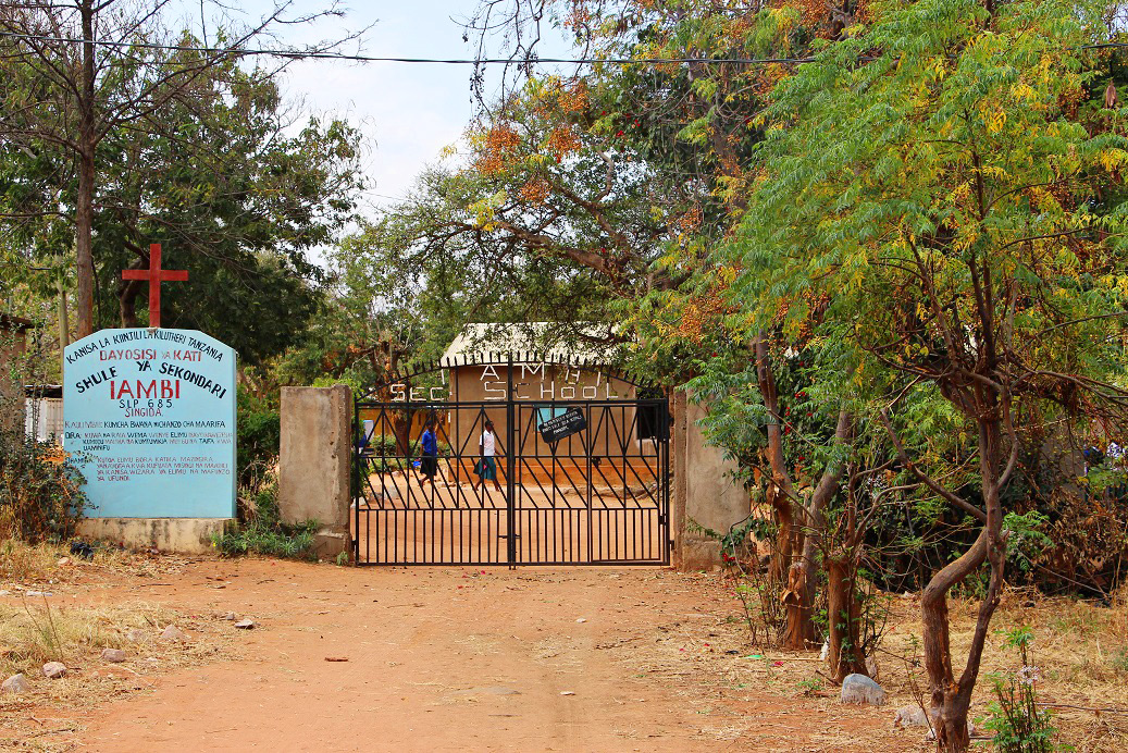 Das Portal zur Iambi Secondary School in Tansania