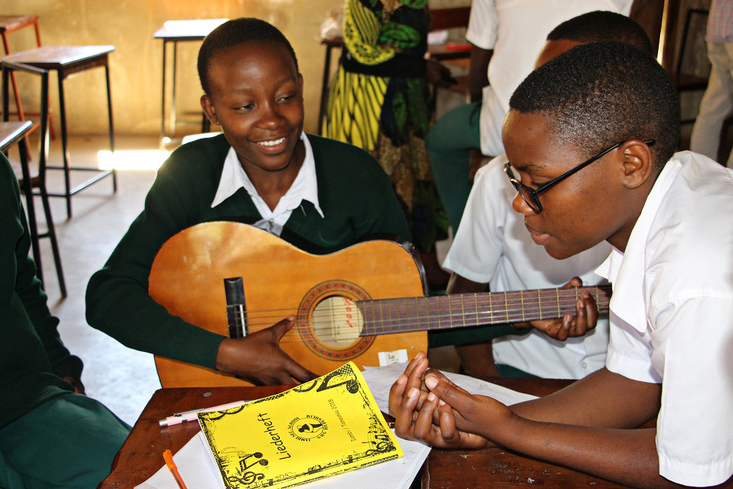 Musik verbindet Welten: gemeinsam musizieren an der Iambi Secondary School