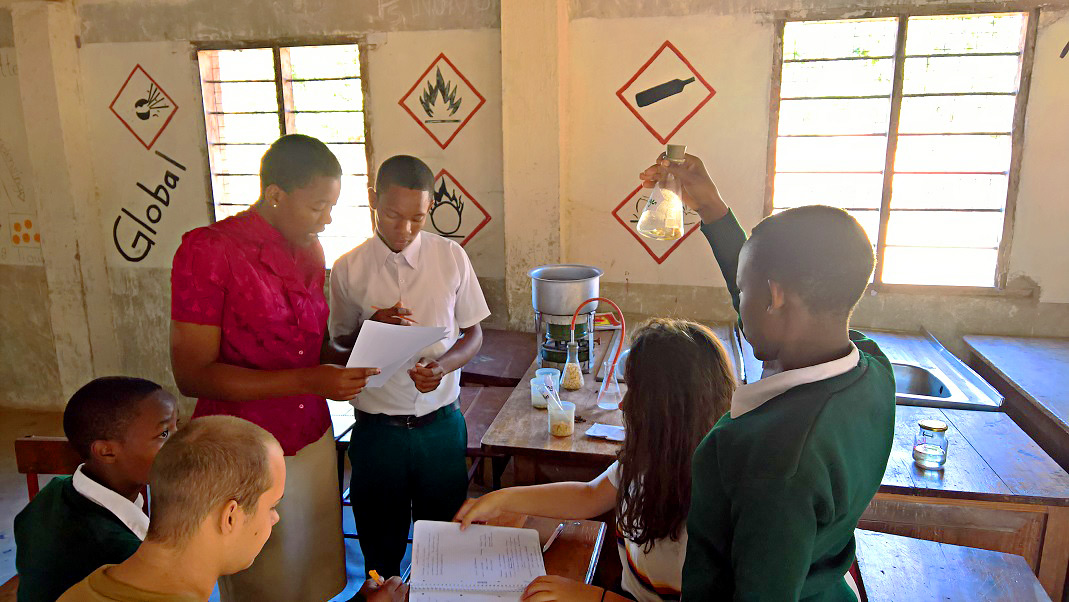 Gemeinsame naturwissenschaftliche Projekte von Schüerinnen und Schüern aus Hildesheim und Iambi