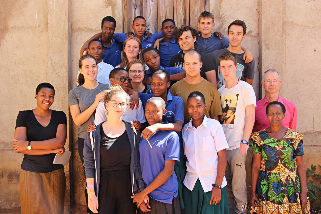 Gruppenbild 2018 an der Iambi Secondary School in Tansania