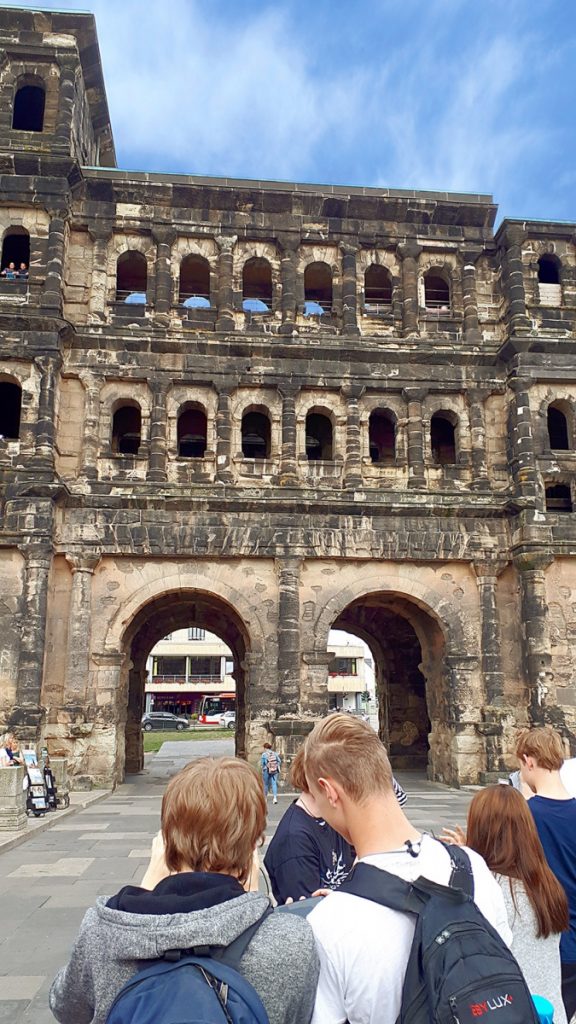 Vor der Porta Nigra, dem altrömischen Stadttor von Trier