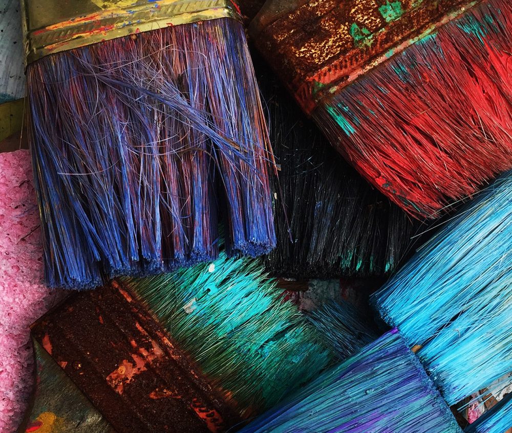 Stilleben mit Pinseln (Foto: Rondak, Unsplash)