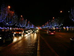 Die Champs Elysées bei Nacht