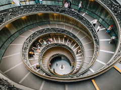 Auch hierin steckt Mathematik: eine Wendeltreppe (Foto: Reuben Teo, Unsplash)