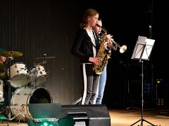 Marie-Leana (Saxophon), Florentine (Trompete) und Leo (Percussion) beim gemeinsamen Musizieren Showtime! Musikalisches Mosaik 2020