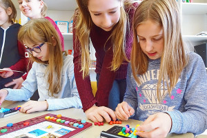 Du kannst Aufgaben in SAZ allein, zu zweit oder im Team lösen. SAZ am SHG: Partnerarbeit