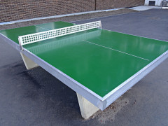 2 Tischtennisplatten auf dem Schulhof des Scharnhorstgymnasiums (Foto: Maack)