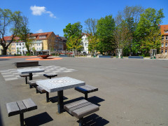 Schach wird großgeschrieben am SHG (Foto: MAK) Schulhof mit Schachtischen, Scharnhorstgymnasium (Foto: MAK)