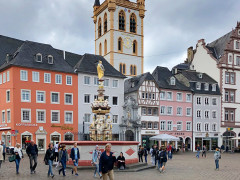 Der Petrusbrunnen auf dem Hauptmarkt in Trier
