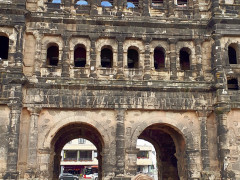 Vor der Porta Nigra, dem altrömischen Stadttor von Trier
