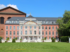 Der kurfürstliche Palais an der römischen Konstantin-Basilika (Foto: Pixabay, Leo_65)
