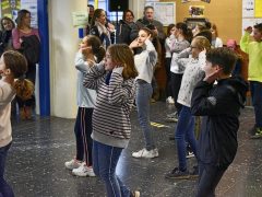 Tanzperformance in der Pausenhalle II (Foto: MEN) Tanzperformance in der Pausenhalle II (Foto: MEN)