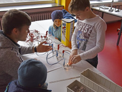 Physikalische Experimente (Foto: MEN) Physikalische Experimente (Foto: MEN)