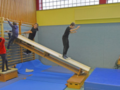 Ein sportlicher Balanceakt (Foto: MEN) Ein sportlicher Balanceakt (Foto: MEN)