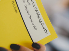 Große literarische Werke (Foto: Laura Chouette, Unsplash)