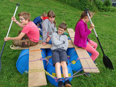 Floßbau am Hohnsensee in Hildesheim (Foto: MAK) Floßbau am Hohnsensee in Hildesheim (Foto: MAK)