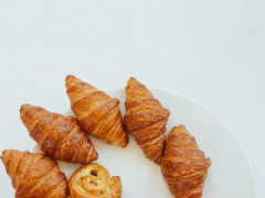 leckere Croissants (Foto: paul hanaoka; Unsplash)
