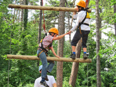 Klettern mit den Schattenspringern an der Jugendherberge (Foto: MAK) Klettern mit den Schattenspringern an der Jugendherberge (Foto: MAK)