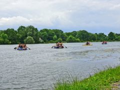 Auf dem See mit selbsgebautem Floß (Foto: MAK) Auf dem See mit selbsgebautem Floß (Foto: MAK)