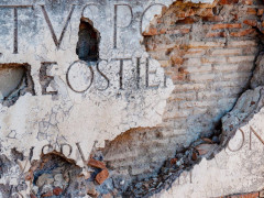 Lateinische Inschrift in Ostia (Foto: Adam Tepl, Pixabay)