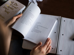 Kreativität mit Worten (Foto: PeRNNIGmoNU, Unsplash)