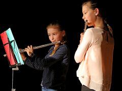 An den Querflöten - Katharina und Linn aus der 6. Klasse Showtime! Musikalisches Mosaik 2020
