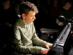 Daniil präsentiert sein Können am Flügel Showtime! Musikalisches Mosaik 2020