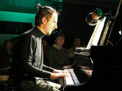 Ins Klavierspielen vertieft - Christian (Jg. 10) Showtime! Musikalisches Mosaik 2020