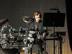 Timo trommelt seine eigenen Kompositionen Showtime! Musikalisches Mosaik 2020