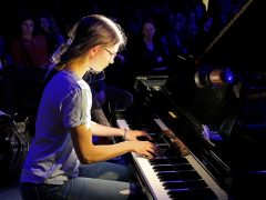 Am Klavier - Fenja (Klasse 11) Showtime! Musikalisches Mosaik 2020