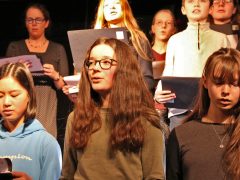 Konzentriert bei "Can you feel the love tonight?" Der Schulchor in Aktion: Musikalisches Mosaik 2020