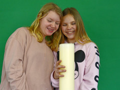 Schülerinnen mit Kerze (Foto: G. Friedrich)