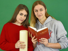 Schülerinnen mit Kerze und Bibel (Foto: G. Friedrich)