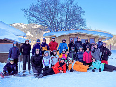 Gruppenbild mit Hütte Gruppenbild mit Hütte