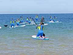 Gemeinsames Stand-up-Paddling auf dem Meer