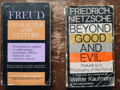 Philosophische Schriften lesen (Foto: Carl Cervantes, Unsplash)