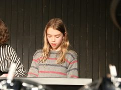 Emil konzentriert am Keyboard