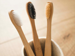 Holz- oder Bambuszahnbürsten als guter Ersatz