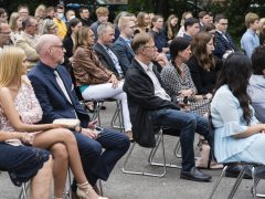 Die Abiturienten in Begleitung ihrer Familien