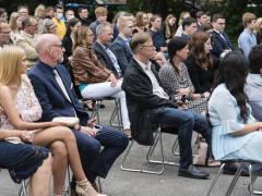 Die Abiturienten in Begleitung ihrer Familien