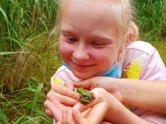 Evenlina ist begeistert von ihrem Fang!