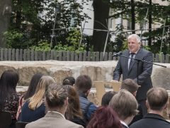Schulleiter Markus Krettek spricht zu den Abiturienten