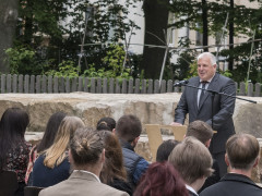 Schulleiter Markus Krettek spricht zu den Abiturienten