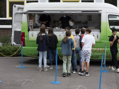 Klassenweise wurde das Eis verteilt.