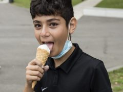 Milad genießt sein Eis.