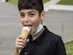 Milad genießt sein Eis.