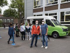 Kurt Rausch und Roland Weiterer (Vorsitzender des Fördervereins) vor dem Eismobil