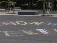 Ein übergroßer Gruß an die Schulgemeinschaft