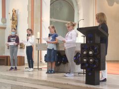 Unterstützung beim Gottesdienst durch Sechstklässler und Frau Eckwert-Rowohl