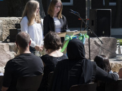 Emilie und Annina heißen die Fünftklässler willkommen